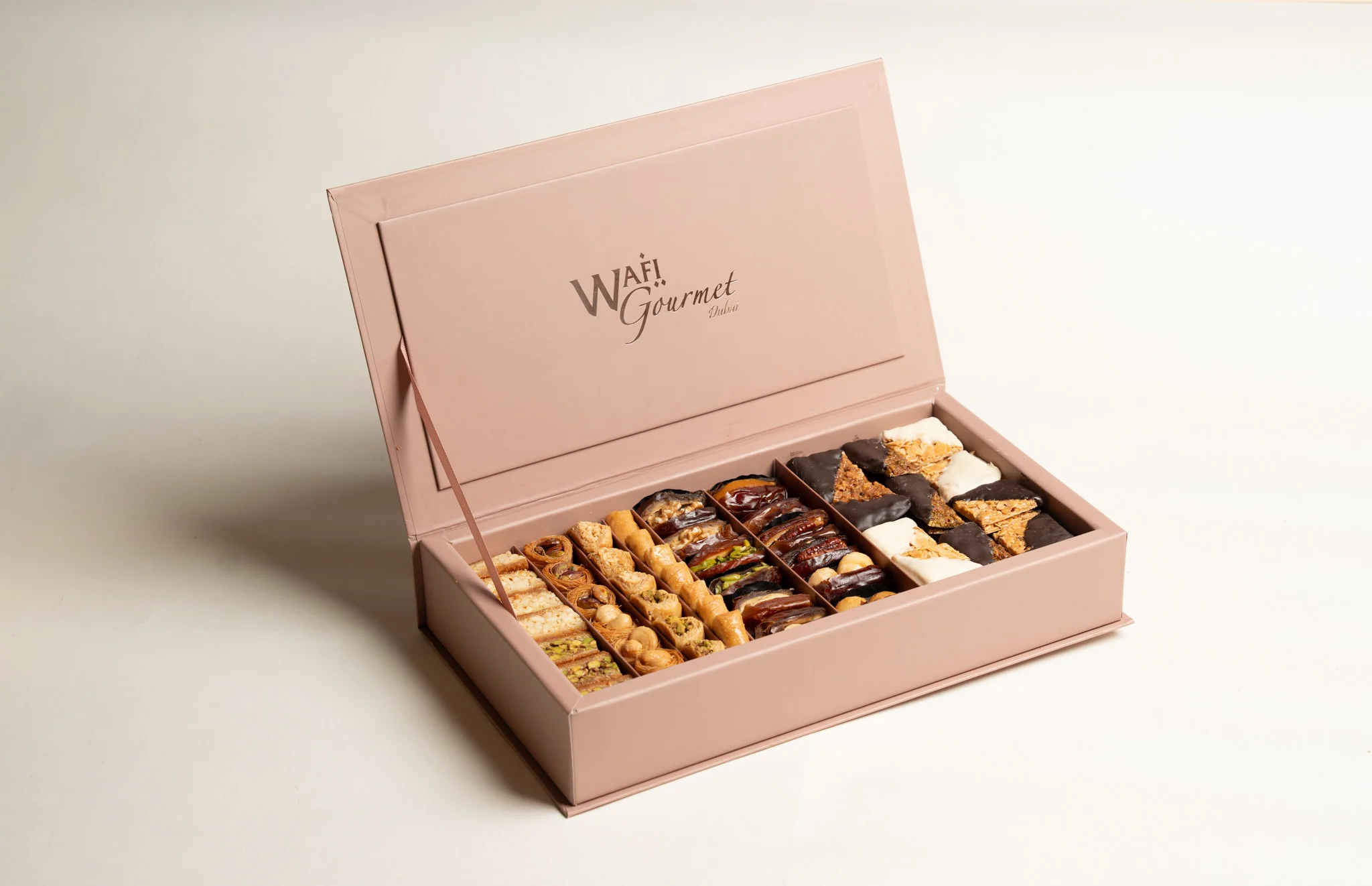 WG BAKLAWA, KHODRI DATES AND CROCCANTE GIFT BOX LG